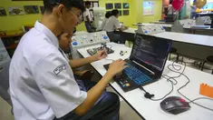 Siswa Sekolah Menengah Atas (SMA) Cahaya Rancamaya Islamic Boarding School, Kota Bogor, antusias mengikuti kegiatan belajar di ruang kelas, Kamis (9/10/2025). (merdeka.com/Arie Basuki)