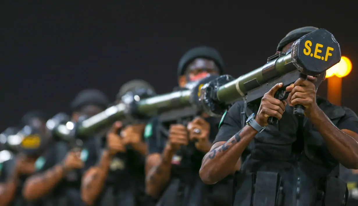 Anggota pasukan khusus Saudi  ambil bagian mengikuti parade militer dalam rangka persiapan pelaksanaan puncak ibadah haji 2019 di Makkah, Arab Saudi, Minggu (4/8/2019). Salah satu acara di parade ini adalah memamerkan kesigapan pasukan elite Saudi melalui simulasi serangan teroris. (AFP Photo)