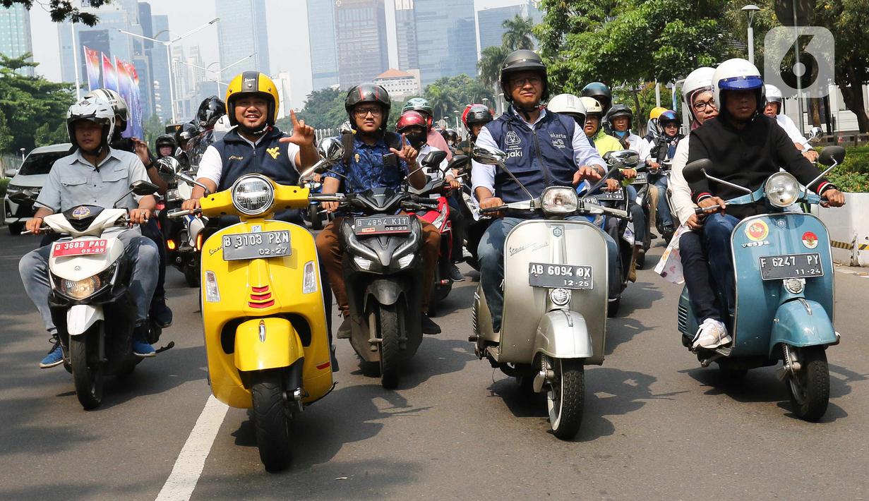 Gubernur DKI Jakarta, Anies Baswedan, menaiki sepeda motor vespa saat melintas di Jalan Jenderal Sudirman, Jakarta Pusat, Minggu (16/10/2022). Sebelumnya, Anies Baswedan bersama Ahmad Riza Patria berpamitan sekaligus mengucapkan terima kasih kepada warga Jakarta di halaman Balai Kota DKI Jakarta. (Liputan6.com/Herman Zakharia)