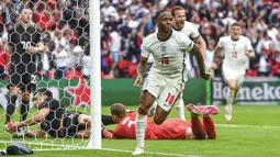 Pemain Inggris Raheem Sterling melakukan selebrasi usai mencetak gol ke gawang Jerman pada pertandingan babak 16 besar Euro 2020 di Stadion Wembley, London, Inggris, Selasa (29/6/2021). Inggris menang 2-0. (Andy Rain, Pool via AP)