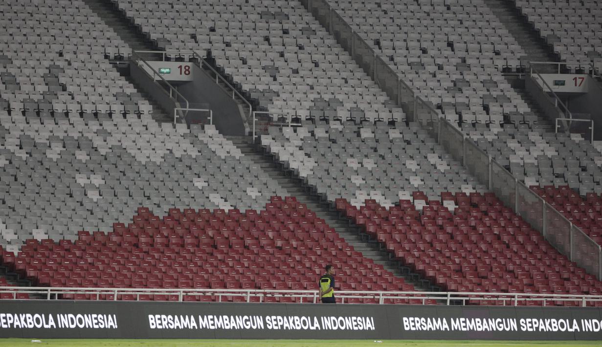 Suasana penonton saat laga Kualifikasi Piala Dunia 2022 antara Timnas Indonesia melawan Thailand di SUGBK, Jakarta, Selasa (10/9). Laga berlangsung sepi hanya dihadiri 11.619 penonton. (Bola.com/Vitalis Yogi Trisna)