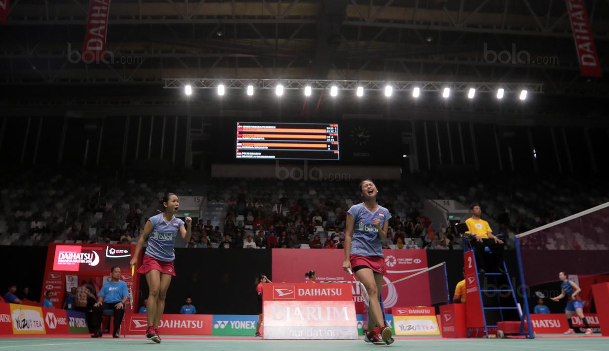 Pasangan Ganda Putri Indonesia, Della Haris (kiri)  dan Rizki Amelia merayakan keberhasilan mencetak poin melawan pasangan China, Chen Qingchen dan Jia Yifan pada babak kedua Daihatsu Indonesia Master 2018 di Istora Senayan, Kamis (25/1/2018).
