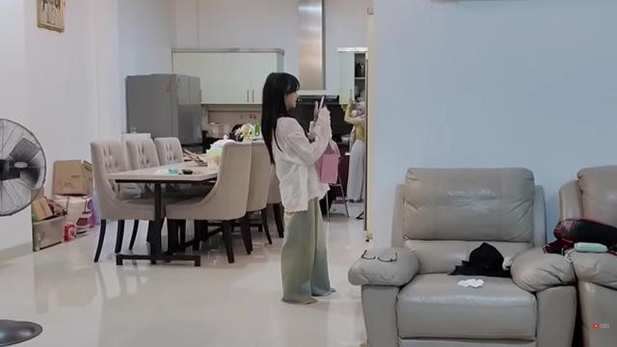 9 Potret Ruang TV Rumah Haji Faisal dan Mama Fuji, Nyaman untuk Kumpul Keluarga