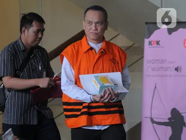 Jaksa anggota TP4D Kejaksaan Negeri Yogyakarta Eka Safitri (kanan) usai menjalani pemeriksaan di Gedung KPK, Jakarta, Selasa (17/12/2019). Eka diperiksa untuk melengkapi berkas terkait kasus suap lelang proyek pada Dinas PUPKP Kota Yogyakarta TA 2019. (merdeka.com/Dwi Narwoko)