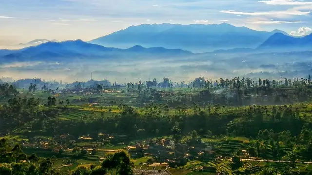 Gunung Tambakruyung berada 30 kilometer arah barat daya dari pusat Kota Bandung.