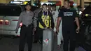 Marcus Gideon menuju mobil di Bandara Soekarno-Hatta, Cengkareng, (20/3/2018). Kevin/Marcus mampu mempertahankan gelar All England 2018. (Bola.com/Nick Hanoatubun)