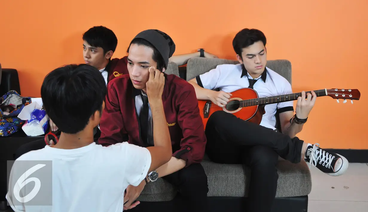 Beberapa aktivitas dari Pemain Sinetron High School Love Story sebelom melakukan adegan, di lokasi syuting Studio MD, Jakarta, Kamis (20/8/2015). Sinetron HSLS sudah tayang sejak 10 Agustus 2015 lalu di SCTV. (Liputan6.com/Herman Zakharia)