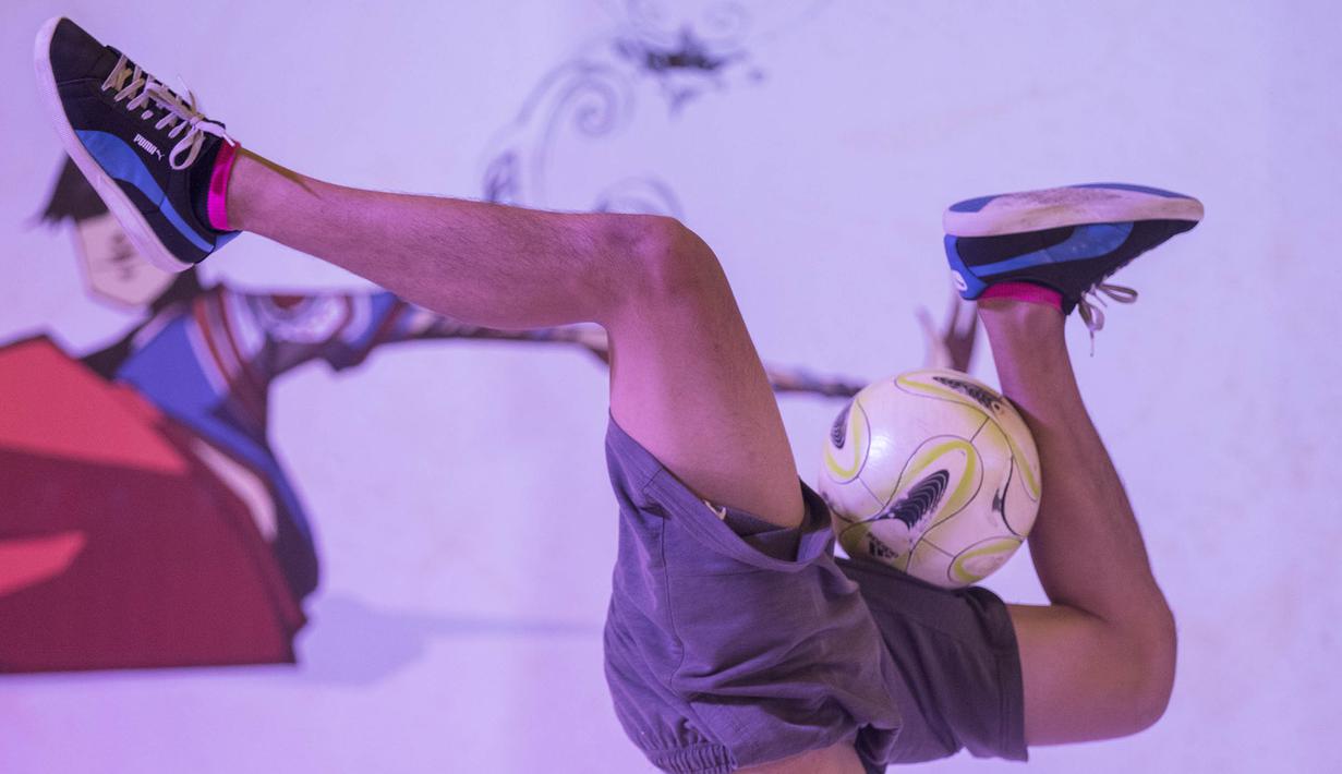 Freestyler, Mathias Andriyadi memainkan bola dengan posisi tidur pada final Indonesia Freestyle Football Championship 2015 di Mall Pluit Village, Jakarta, Sabtu (14/11/2015). (Bola.com/Vitalis Yogi Trisna)