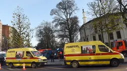 Mobil ambulans lengkap dengan para ahli kontaminasi virus dan puluhan mobil polisi didatangkan ke Masjid Agung Brussels, Belgia, setelah ditemukan paket berisikan serbuk putih yang dikhawatirkan Anthrax, Kamis (26/11). (AFP PHOTO/EMMANUEL Dunand)