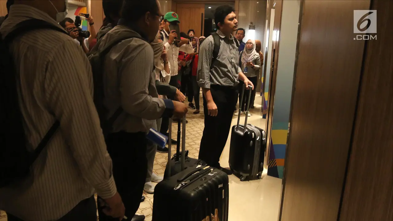 Bawa Tiga Koper, Petugas KPK Geledah Kantor PLN