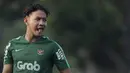 Pemain Timnas Indonesia U-22, Gian Zola, mengamati rekannya saat latihan di Lapangan ABC Senayan, Jakarta, Senin (7/1). Latihan ini merupakan persiapan jelang Piala AFF U-22. (Bola.com/Vitalis Yogi Trisna)