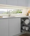 Rak Piring Tarik untuk Dapur. (AI Generated)