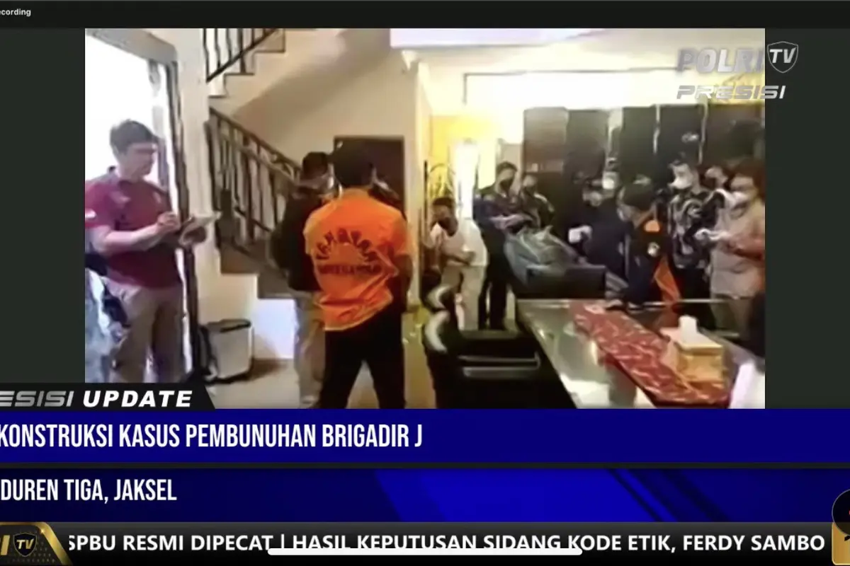 Bharada E menodongkan pistol ke Brigadir J di rumdin Ferdy Sambo