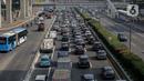 Sejumlah kendaraan roda empat terjebak macet di ruas Tol Dalam Kota, Jakarta, Senin (5/7/2021). Macet tersebut disebabkan karena adanya penutupan sejumlah pintu keluar tol dalam kota dalam masa PPKM Darurat. (Liputan6.com/Faizal Fanani)
