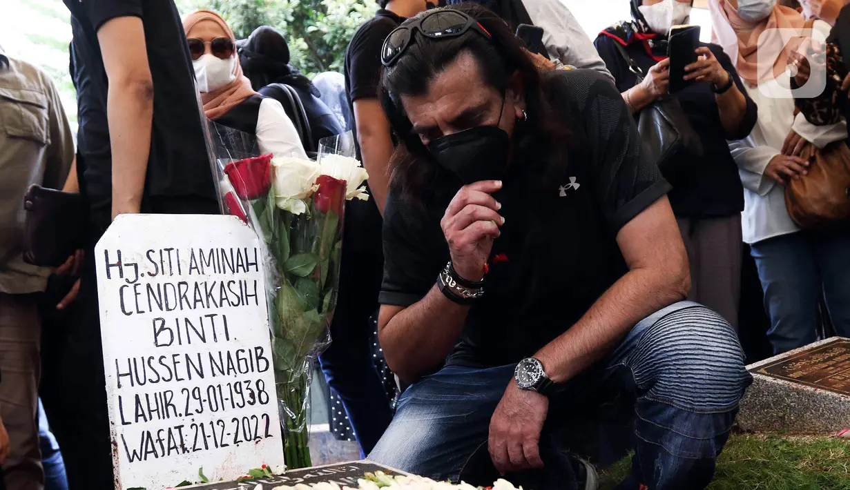 Aktor Adam Jagwani saat menghadiri pemakaman aktris senior Aminah Cendrakasih atau Mak Nyak di Taman Pemakaman Umum Karet Bivak, Jakarta, Kamis (22/12/2022). Pemeran Mak Nyak dalam Si Doel Anak Sekolahan meninggal dunia pada 21 Desember 2022 pukul 19.40 WIB karena mengidap penyakit glaukoma yang sudah menahun. (Liputan6.com/Herman Zakharia)