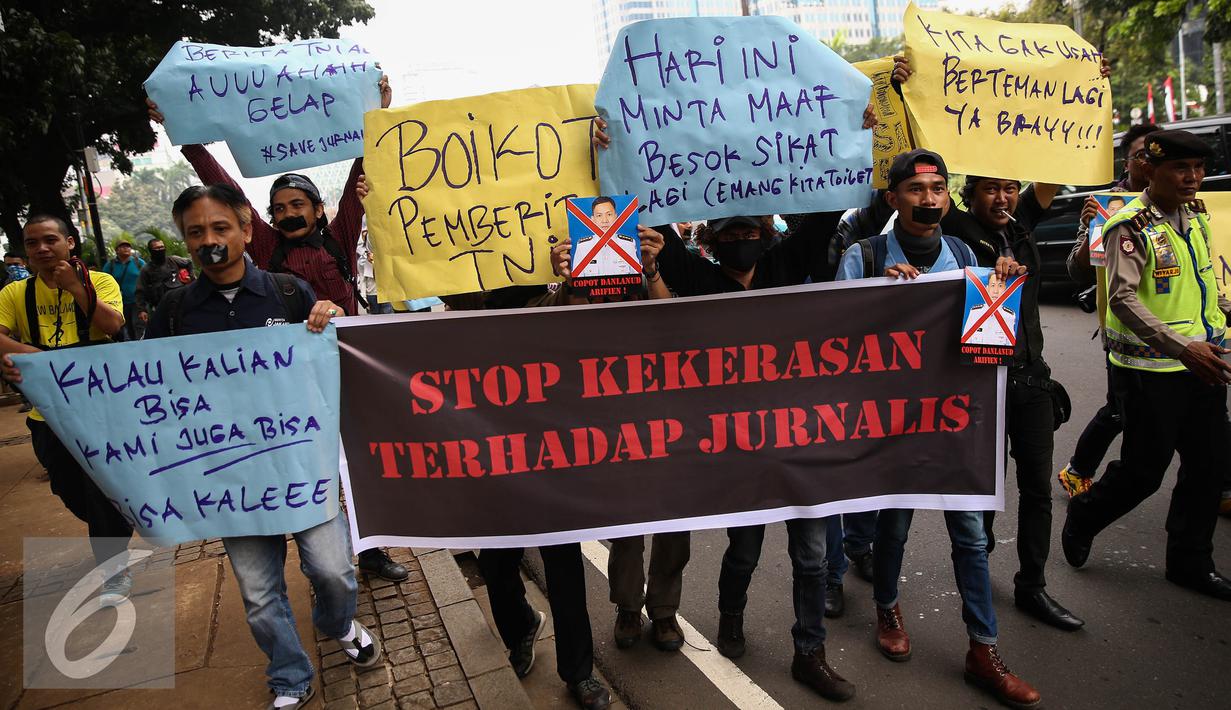 Jurnalis dari Ikatan Jurnalis Lintas Media, Pewarta Foto Indonesia Jakarta dan Lensa Pusat gelar aksi solidaritas terhadap korban pemukulan jurnalis oleh oknum TNI AU di Medan, di depan Kantor Menkopolhukam, Jakarta, (25/8).  (Liputan6.com/Faizal Fanani)
