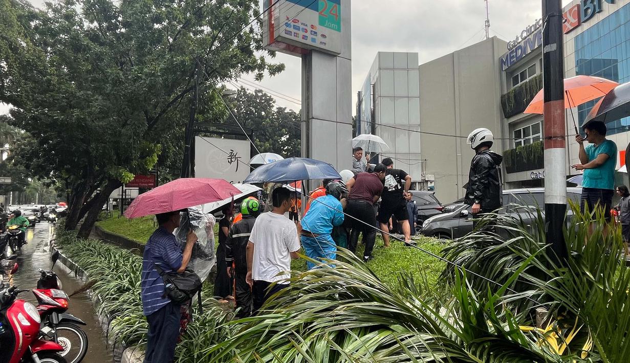 Sebelumnya, Badan Meteorologi, Klimatologi, dan Geofisika (BMKG) menyampaikan bahwa wilayah Jakarta dan sekitarnya mulai memasuki periode musim hujan yang disertai potensi cuaca ekstrem. Imbauan kewaspadaan terus disampaikan kepada masyarakat, terutama saat beraktivitas di luar ruangan maupun berkendara di tengah cuaca buruk. (merdeka.com/Arie Basuki)