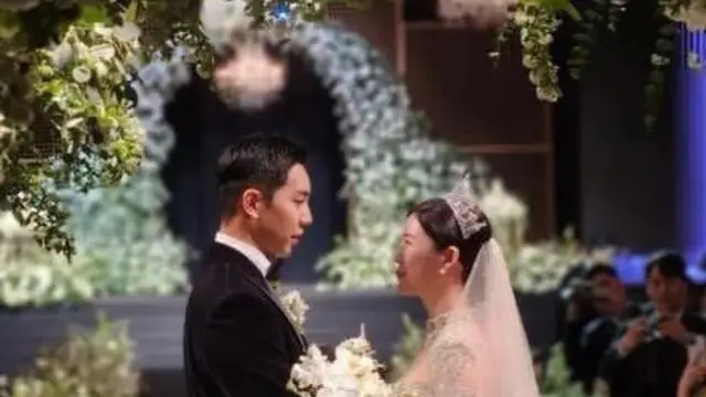 8 Potret Serasi Lee Seung Gi dan Lee Da In dalam Wedding Pictorial yang Dibagikan Agensi