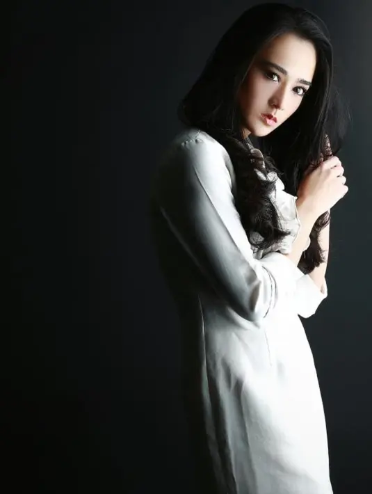 Natasha pun nantinya akan menerapkan ilmu yang didapatnya. Akan tetapi, Natasha juga tak serta merta meninggalkan dunia hiburan, yang sudah membesarkan namanya.(Liputan6.com/IG/natasharatulangi)