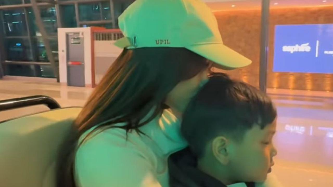 5 Potret Fuji Peluk dan Cium Gala Sky Sang Keponakan di Bandara, Bak Anak Sendiri