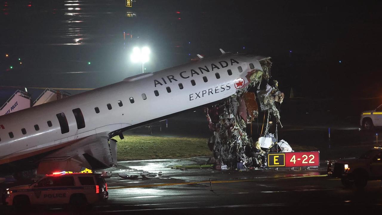 FOTO: Kerusakan Parah Pesawat Air Canada Uasai Tabrak Truk Pemadam Kebakaran