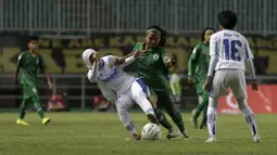 Gelandang Persib Bandung Putri, Tia Septiawati, berebut bola dengan gelandang PSS Sleman Putri, Shaummy Ariendra, pada laga Liga 1 Putri di Stadion Pakansari, Bogor, Sabtu (26/10). Persib Bandung Putri menang 3-0 atas PSS Sleman Putri. (Bola.com/Yoppy Renato)