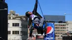 Seorang wanita penyandang cacat menggantungkan diri saat mengelar aksi menuntut kesejahteraan di sebuah jembatan di La Paz, Bolivia (3/5). Aksi ini menuntut pemerintah Bolivia untuk memberikan subsidi bulanan. (REUTERS/David Mercado)