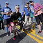 Adrianne Haslet-Davis, korban selamat dalam tragedi Bom Boston, berhasil menuntaskan lari meski sebagian kakinya telah diamputasi (AP/Michael Dwyer)