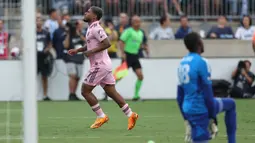 Inter Miami sudah memimpin sejak menit ke-3. Josef Martinez menuntaskan umpan terobosan Sergey Krivtsov dengan tembakan first time ke sudut kiri gawang yang gagal dihalau kiper Philadelphia Union, Andre Blake. (Tim Nwachukwu/Getty Images/AFP)