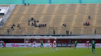 Tribune selatan Stadion Maguwoharjo, Sleman, tampak sepi penonton saat PSS melawan Madura United di Piala Presiden 2019, Selasa (5/3/2019). (Bola.com/Vincentius Atmaja)