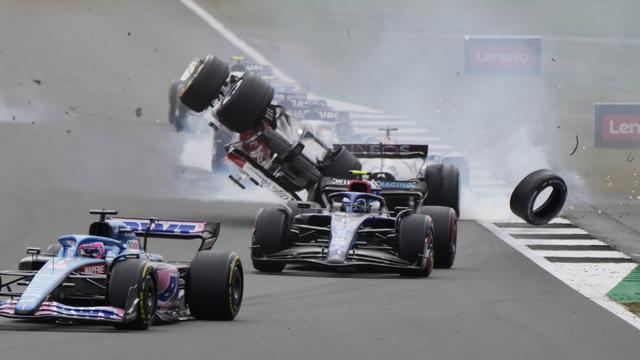 Foto: Detik-Detik Kecelakaan Horor Yang Menimpa Zhou Guanyu di F1 GP Inggris, Sampai Terbalik dan Sempat Terbakar