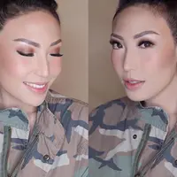 Meskipun kocak, nyatanya Ayu Dewi kerap tampil cantik dan kece dengan makeup. (Instagram/mrsayudewi).