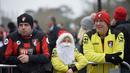 Fan cilik Bournemouth menanti diluar stadion sebelum laga pada ajang Premier League di Vitality Stadium, (18/12/2016). (Reuters/Hannah McKay)