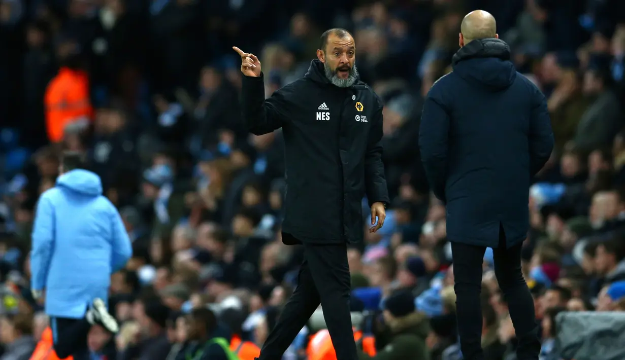 Pelatih Manchester City Pep Guardiola berbicara dengan Gabriel Jesus saat pertandingan melawan Wolverhampton Wanderers dalam Premier League di Stadion Etihad, Manchester, Senin (14/1). (AP Photo/Dave Thompson)