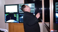 Berdasarkan foto tak bertanggal yang dirilis media Korut KCNA pemimpin Korea Utara Kim Jong Un memantau dari sejumlah monitor peluncuran rudal balistik antar benua di sebuah ruangan di Korea Utara (29/11). (KCNA/Korea News Service via AP)