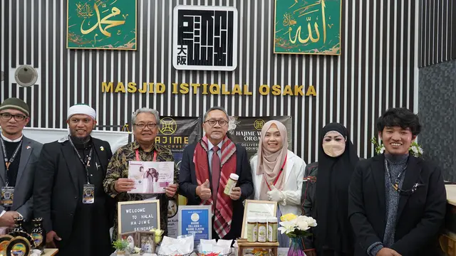 Menteri Perdagangan Zulkifli Hasan meninjau pelaksanaan bazar produk halal yang dilaksankan rutin setiap bulan oleh Masjid Istiqlal Osaka (MIO), di Osaka, Jepang, pada Sabtu (28/10/2023)