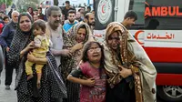Warga Palestina yang terluka tiba di Rumah Sakit al-Shifa menyusul serangan udara Israel di Kota Gaza, Jalur Gaza, Senin (16/10/2023). (AP Photo/Abed Khaled)
