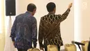 Presiden Joko Widodo (Jokowi) mengajak Presiden Bank Dunia, Jim Yong Kim menuju ruang pertemuan setibanya di Istana Kepresidenan Bogor, Jawa Barat, Rabu (4/7). Pertemuan membahas persiapan Annual Meeting IMF-World Bank di Bali. (Liputan6.com/Angga Yuniar)