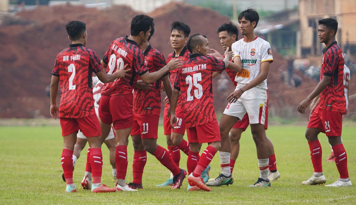 Para pemain Persija Jakarta menyalami pemain Persipu FC setelah berakhirnya laga uji coba menjelang bergulirnya Liga 1 musim 2023/2024 di Persija Training Center, Nirwana Park, Bojongsari, Depok, Sabtu (10/6/2023) sore WIB. (Dok. Persija)
