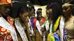 Kontestan Miss Africa Continent berdoa sebelum dimulainya kontes kecantikan di Johannesburg, Afrika Selatan, 30 April 2016. Kontes kecantikan pertama di Afrika ini merupakan gagasan produser film Neo Mashishi asal Afrika Selatan. (JOHN Wessels/AFP)