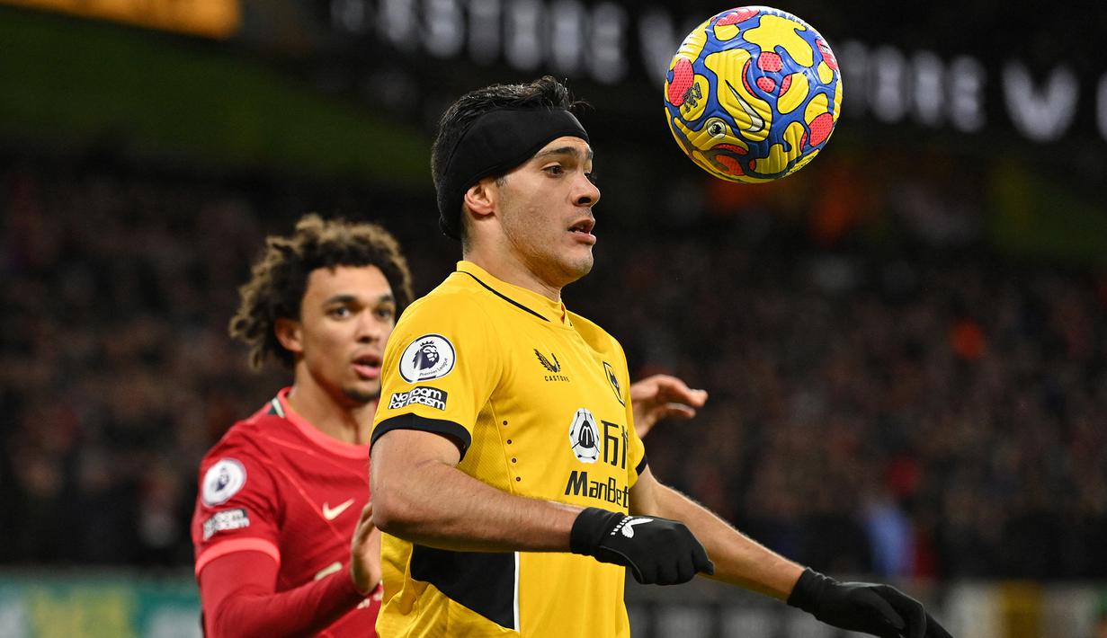 Raul Jimenez. Striker Wolverhampton berusia 30 tahun yang sedang dalam proses pemulihan akibat cedera di kepalanya ini selalu tampil menggunakan pelindung kepala di Liga Inggris musim ini. Baru mencetak 3 gol, ia telah terjebak offside 13 kali dari total 16 laga. (AFP/Justin Tallis)