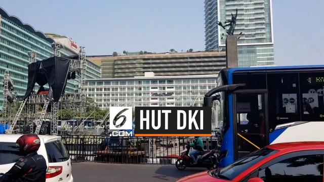 Arus lalu lintas di sekitar bundaran HI, Thamrin, Jakarta terpantau macet seiring dengan pembangunan panggung untuk perayaan HUT DKI.