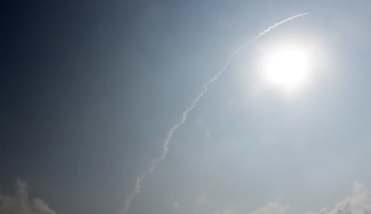 Roket yang membawa 104 satelit meluncur dari pusat antariksa Sriharikota di India timur, Rabu (15/2). India kini muncul sebagai pemain utama dalam pasar bernilai multimiliar dolar tersebut. (AFP PHOTO/ ARUN SANKAR)