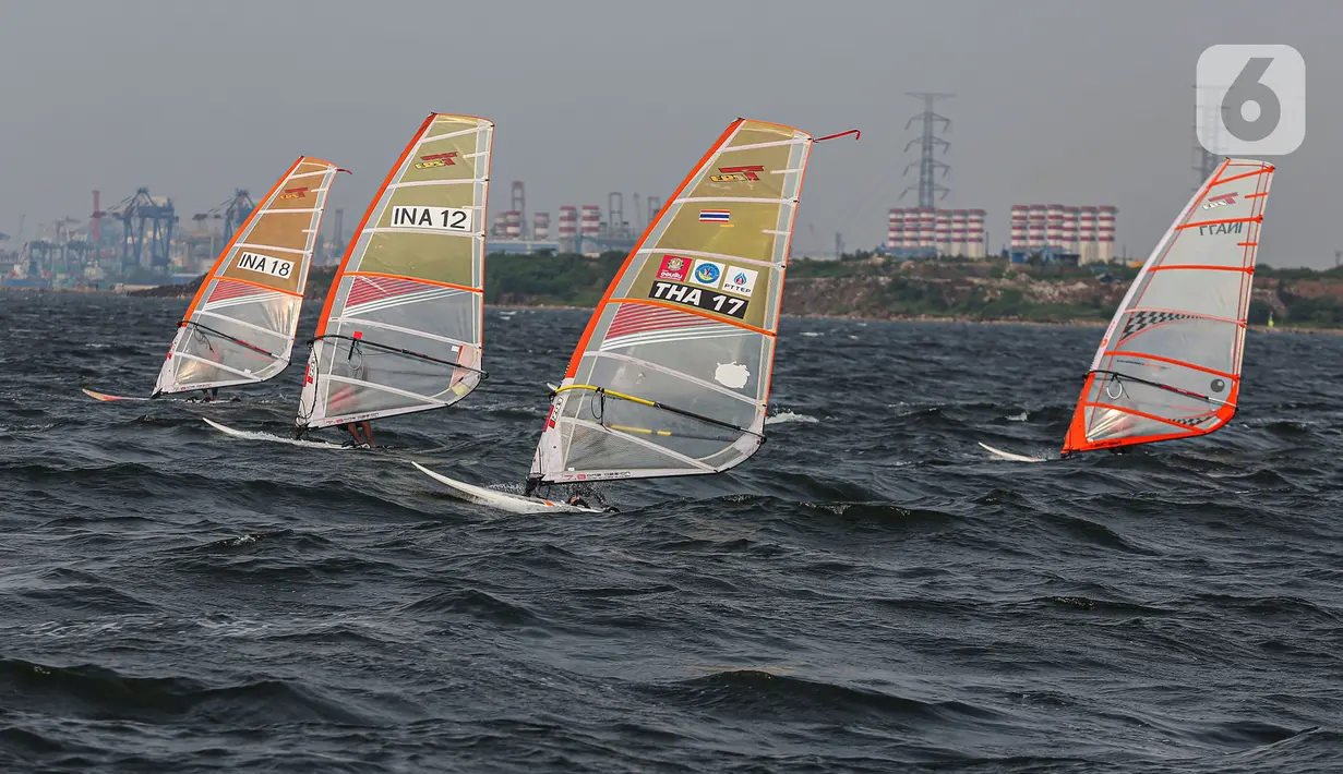 Ada lima kategori yang diperlombakan dalam Jakarta International Sailing Championship 2024, salah satunya windsurfing. (Liputan6.com/Angga Yuniar)