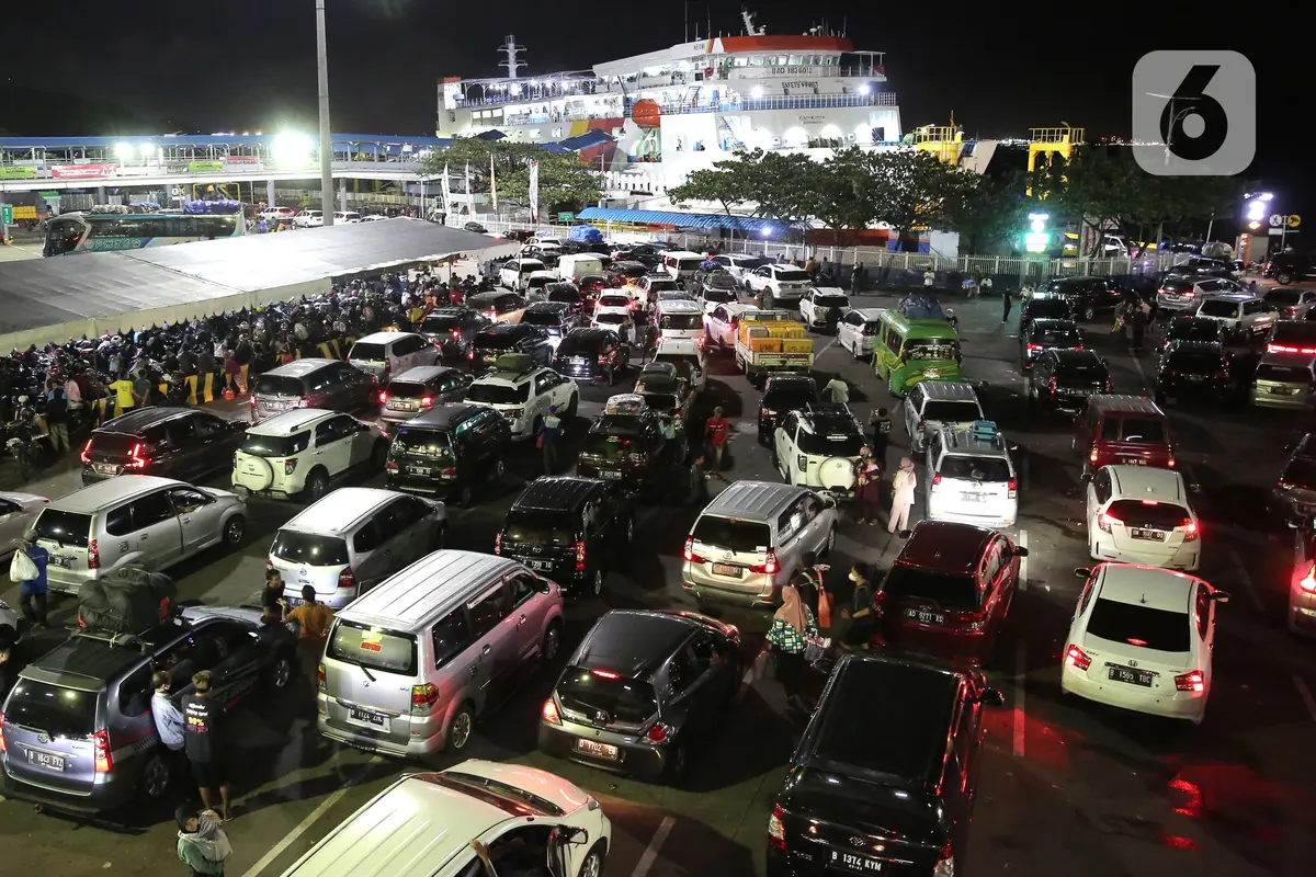 Ribuan mobil pemudik padati pelabuhan merak