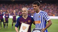Andres Iniesta (Barcelona, kiri) dan Xabi Prieto (Real Sociedad, kanan) akan meninggalkan klubnya masing-masing pada akhir musim 2017-2018. (AFP/Josep Lago)
