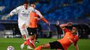 Gelandang Real Madrid, Federico Valverde, berebut bola dengan bek Shaktar Donetsk, Davit Khocholava, pada laga Liga Champions 2020/2021 di Estadio Alfredo Di Stefano, Rabu (21/10/2020) malam WIB. Real Madrid kalah 2-3 oleh Shaktar Donetsk. (AFP/Gabriel Bouys)