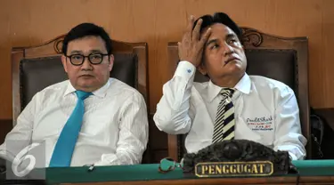 Kuasa hukum Dahlan Iskan, Yusril Ihza Mahendra (kanan) saat menghadiri sidang putusan praperadilan di Pengadilan Negeri Jaksel, Selasa (4/8/2015). Hakim mengabulkan gugatan praperadilan yang diajukan Dahlan Iskan. (Liputan6.com/Yoppy Renato)