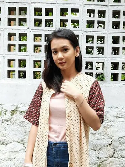 Sejak mengetahui kameranya hilang begitu saja, Dea Anissa berniat akan menyelesaikan dengan cara kekeluargaan saja. Namun ia tidak mendapat tanggapan baik dari pihak DHL dan akhirnya ia pun memilih jalur hukum. (Instagram/deaaannisa)