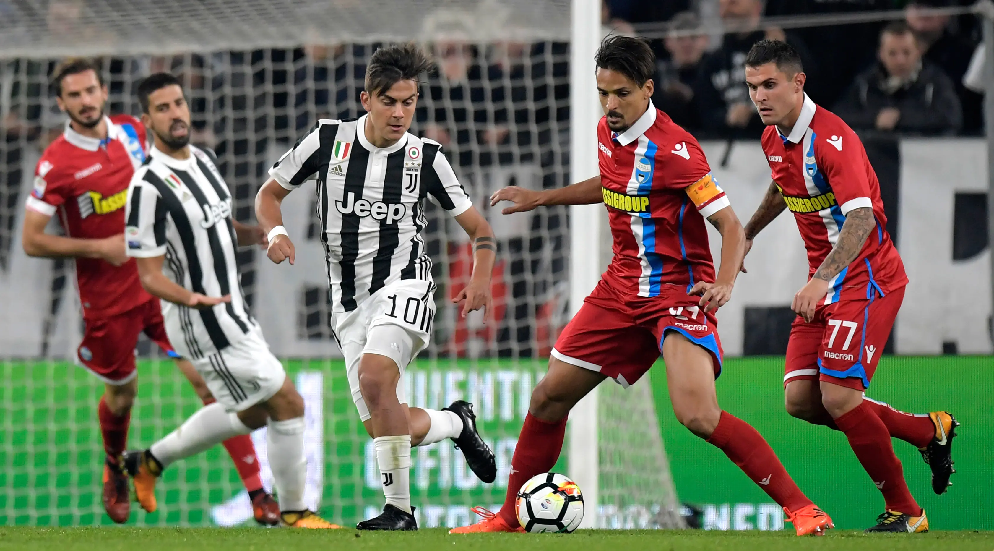 Pemain Juventus, Paulo Dybala (tengah) berebut bola dengan bek SPAL, Felipe Dal Bello Felipe pada lanjutan Serie A Italia di Allianz Stadium, Kamis (26/10). Juventus menang besar saat menjamu SPAL dengan skor 4-1. (MIGUEL MEDINA/AFP)